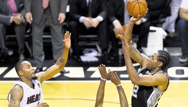 Kawhi Leonard, la nueva figura. Leonard impuso una marca personal con 29 puntos, y los Spurs de San Antonio consiguieron un récord de Final de NBA al encestar el 75.8% de sus disparos en la primera mitad de un triunfo el martes.