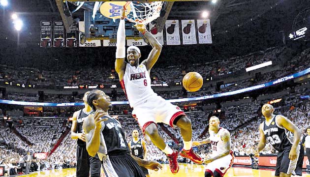 James, máquina de anotar. LeBron fue el líder en puntos de los Heat con 22 unidades y en asistencias con siete, para ser la columna vertebral de Miami, que busca ganar su tercera final consecutiva.