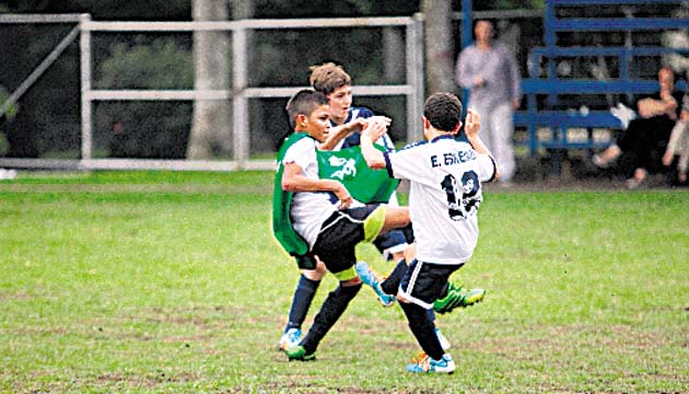 Disputa por la posesión del balón.(Alberto Ortega)