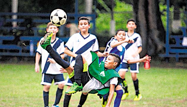 Magnífica ejecución de chilena.(Alberto Ortega)