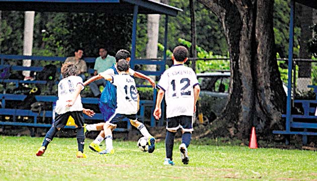 La defensa intenta recuperar el balón.(Alberto Ortega)