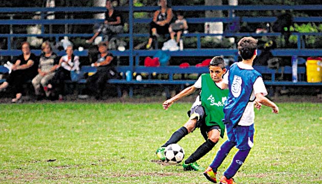 Instante en el que intercambiaban la pelota.(Alberto Ortega)