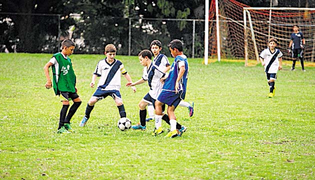Buscando espacios para llega a la portería rival.(Alberto Ortega)