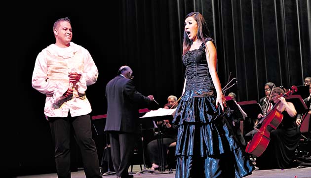 Jahmai Rivera (tenor lírico ligero) y Rosselie Chen (soprano soubrette).