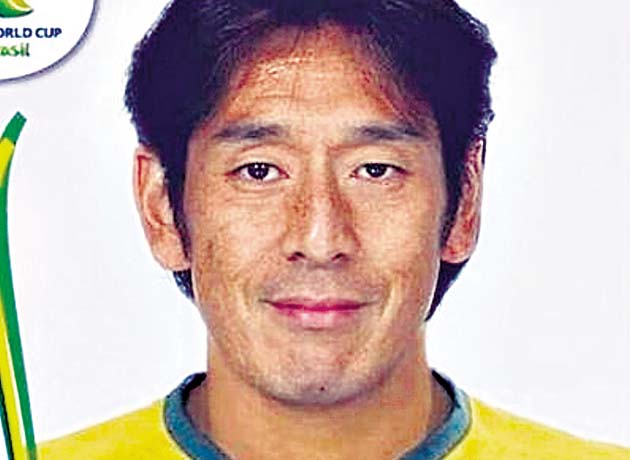El árbitro Yuichi Nishimura con la camiseta del equipo de Brasil.