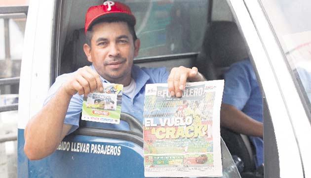 2. Los conductores se detienen para pedir su “kit” informativo del Mundial.