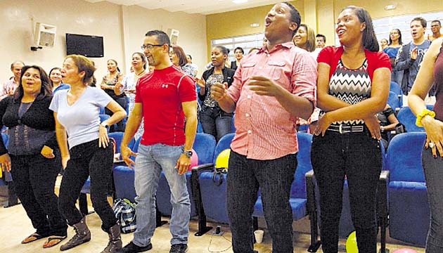 Los movimientos sexy al ritmo de la música es otro método.