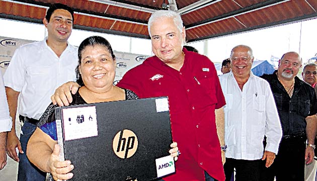 La alegría de una residente es manifiesta al recibir el computador. (Delfia Cortez)