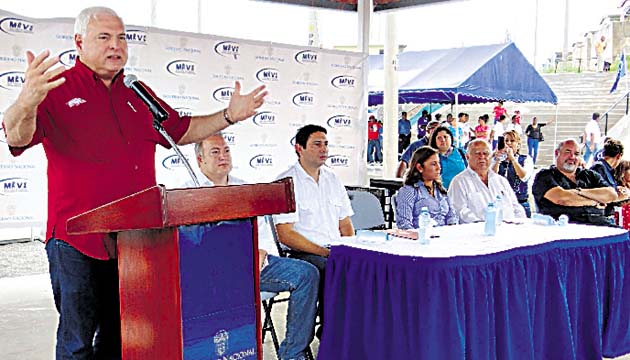 El presidente Martinelli dijo sentirse feliz por la entrega efectuada.(Delfia Cortez )