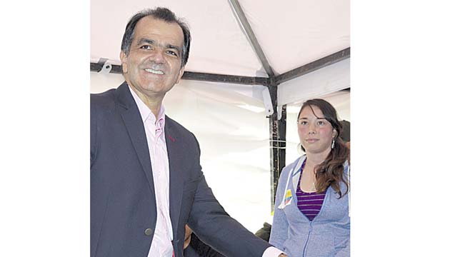 Óscar Iván Zuluaga, en el momento en que emitía su voto.(AP)