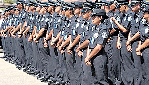 Cinco años de inversión, tres aumentos de salario a los policías