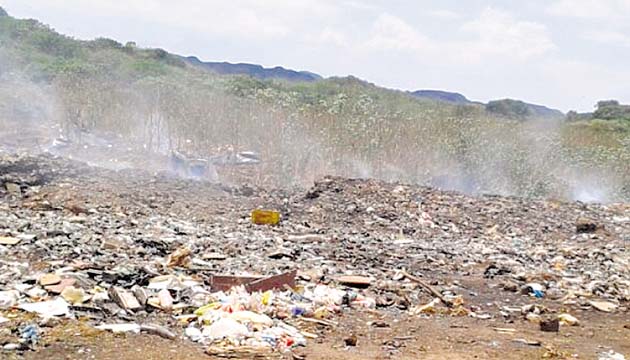 En el vertedero de La Soledad, en Veraguas, sale constantemente humo. (José Manuel Adames)