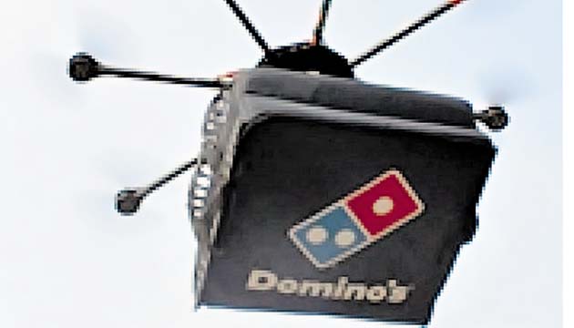 Usos de los drones. Servicio de comida a domicilio. Si Amazon puede traerte tus compras a casa por medio de un drone, por qué no iba a hacerlo Domino’s Pizza para tus futuros pedidos de pizzas, de hecho, la marca ya ha creado un video en el que se muestra cómo serían los envíos.
