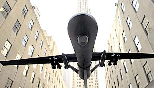 Vigilancia urbana. En algunos países del mundo se ha visto cómo los drones han sido instalados en los postes de luz y lugares estratégicos como cámaras de vigilancia, solo que estas son móviles.