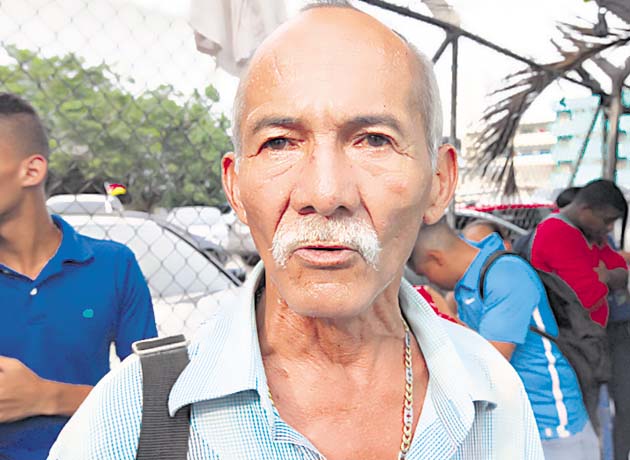 Pedro Olivares / trabajador: Es un paliativo porque llevo más de 40 minutos esperando un Corredor Mano de Piedra y no hay metrobuses. En cambio, los piratas están allí siempre.