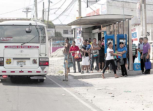 Una medida necesaria. Muchos de los usuarios de Santa Librada, San Miguelito y Las Cumbres afirman que la poca efectividad del metrobús impide que lleguen a tiempo a sus puestos de trabajo y por eso utilizan los buses piratas.