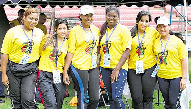 Iniciativa. Estas chicas son voluntarias que apoyan con la logística del evento.(Anayansi Gamez)