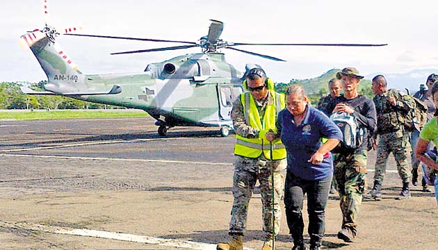 Momentos en que la fiscal primera de Chiriquí, Betzaida Pittí, llega a tierra firme. Debió ser internada para observación en un centro médico, luego de un recorrido de casi 11 horas en la selva para recaudar información.(Mayra Madrid)