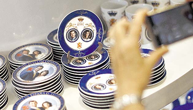 Varias tiendas de Madrid venden recuerdos de los nuevos reyes.