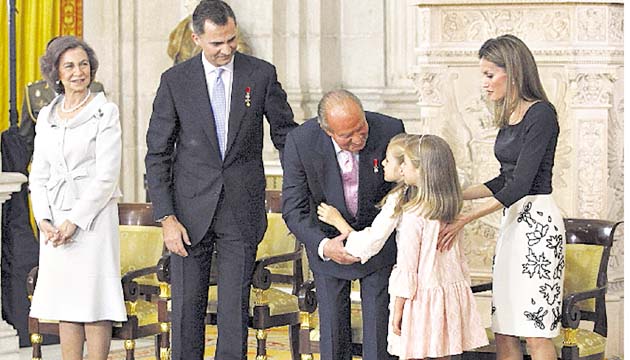 Las infantas Leonor y Sofía saludaron a su abuelo y a su padre.