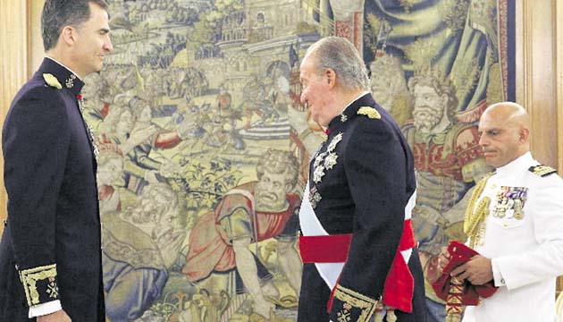 Momentos especiales. Don Juan Carlos I le entregó el mando de las fuerzas armadas a Felipe VI. Hubo medidas de seguridad para custodiar la corona.