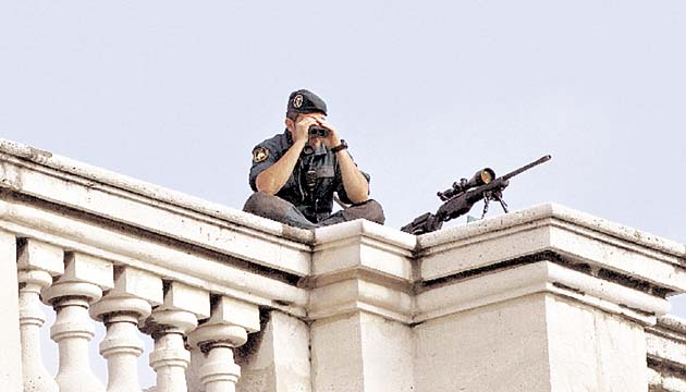 Realidades dentro de la proclamación. En el Congreso, algunos grupos opositores a la monarquía se hicieron sentir. Seguridad: Un agente de la Guardia Civil en la Plaza de Oriente de Madrid, dentro del amplio dispositivo de seguridad debido a la proclamación del rey Felipe VI. Madrid y sus alrededores están blindados.(EFE)