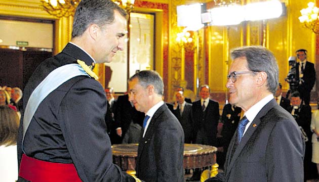 Protocolo. El rey Felipe VI saluda al presidente de la Generalitat de Cataluña, Artur Mas (d), tras la ceremonia de proclamación celebrada en el Congreso de los Diputados. (EFE)