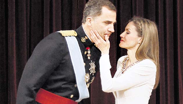 Doña Letizia no dejaba de dar gestos de amor a su esposo.(EFE.)
