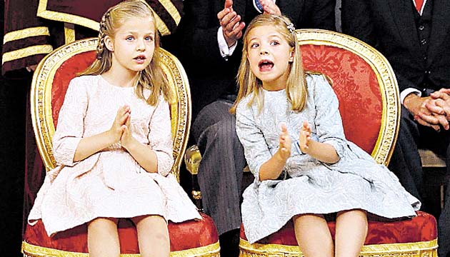 La heredera de la corona, Leonor, junto a su hermana Sofía.