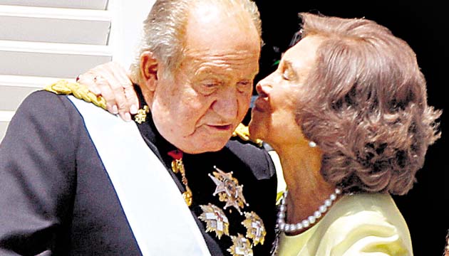 Doña Sofía no se quedó atrás, también acarició a Juan Carlos.