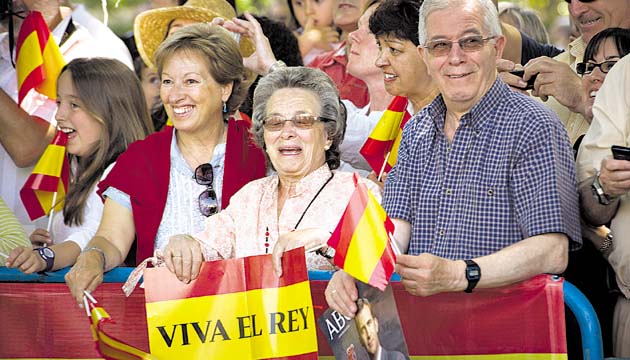 Miles de personas esperaron ver saludar al nuevo rey de España desde el balcón.