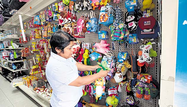 Existe gran variedad de juguetes para los perros.(Edwin González)