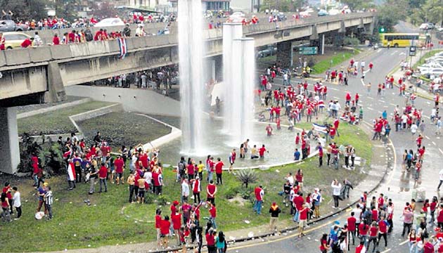Los fanáticos costarricense salieron a las calles a festejar la victoria de su selección sobre Italia, que le dio el boleto a los octavos de final del Mundial 2014.