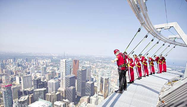 La experiencia Edge Walk consiste en colgarse casi al vacío desde las alturas del CN Tower.