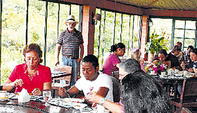 Para desayuno, almuerzo y cena, posada Cerro La Vieja cuenta con un bufé a $12 por persona y los niños pagan $8.