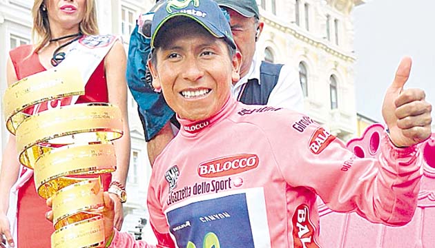 Nairo Quintana, con su trofeo de campeón del Giro de Italia. (EFE)
