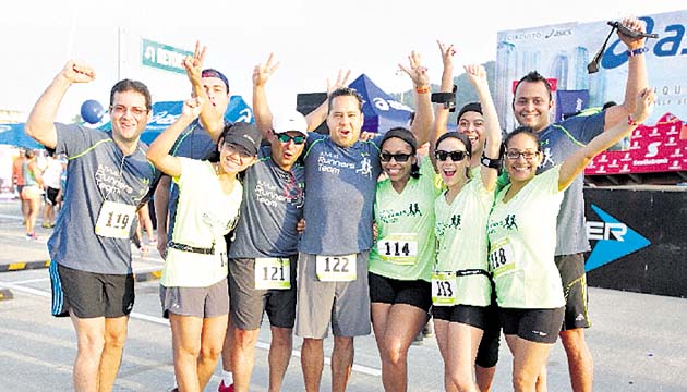 Celebración. Un grupo de corredores aficionados levanta sus brazos en señal de felicidad, minutos antes de empezar la acción desde las 7:00 a.m.(Anayansi Gamez)