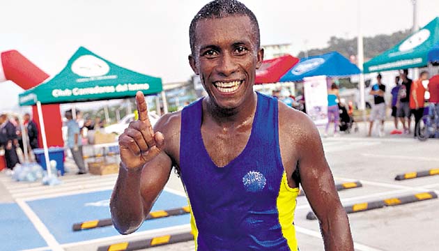 Ganador. Saturnino Camacho posa para el lente de la cámara con una amplia sonrisa, tras conquistar el primer evento de los 5 kilómetros del Circuito Asics.(Anayansi Gamez)