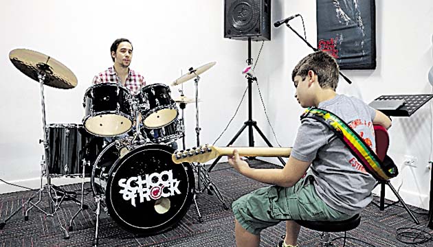 Arturo Bustillo se prepara para su segundo concierto en septiembre.