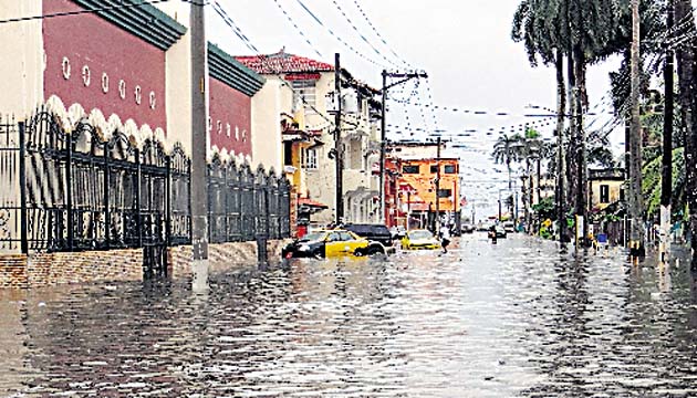 Calles de Colón se inundan, tras dos días de lluvias