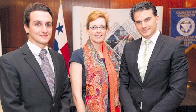3. Alfredo Angelici, Jessica Dehn y César López.