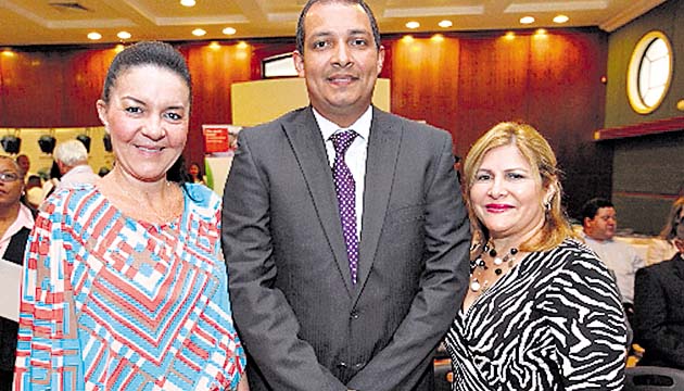4. Ana María de Sedas, Carlos Samudio y Sadella Carrera.