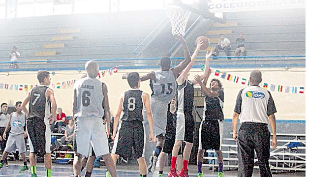 El colegio Brader aprovechó los errores defensivos.(Alberto Ortega)