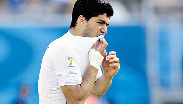 El delantero se agarra los dientes en el juego ante Italia.(AP)