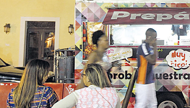 Nacionales y extranjeros disfrutan ‘de bar en bar’.(Carlos Lemos)