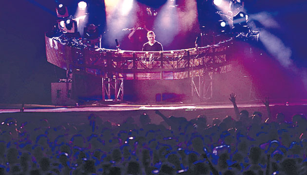 Borgeous salió al escenario con ‘Tsunami’. El público gritó y saltó.