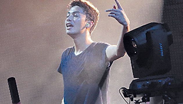 Michael Brun agitó al público.