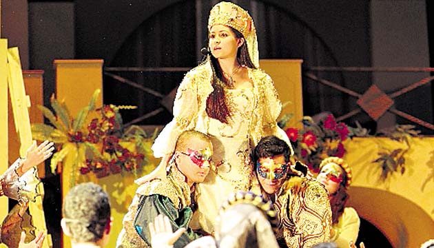 La noche en que conoció a Romeo. Fue en una fiesta en la casa de los Capuleto, ofrecida por los padres de Julieta, para presentarle al conde Paris, con quien querían desposarla, donde conoció a Romeo, que llegó enmascarado y sin invitación, con el anhelo de ver a una joven de la cual estaba -eso creía él- perdidamente enamorado. Tan pronto vio a Julieta quedó prendado de su belleza.