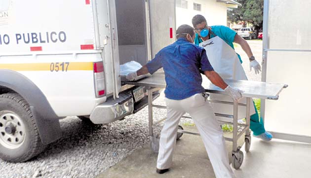 A la Policía le toca verificar el hecho y notificar a las autoridades del Ministerio Público para que realicen el levantamiento del cadáver y el traslado del cuerpo a la morgue judicial.(Archivo)