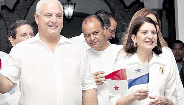 El presidente Ricardo Martinelli junto a la primera dama Marta Linares de Martinelli.(Archivo)